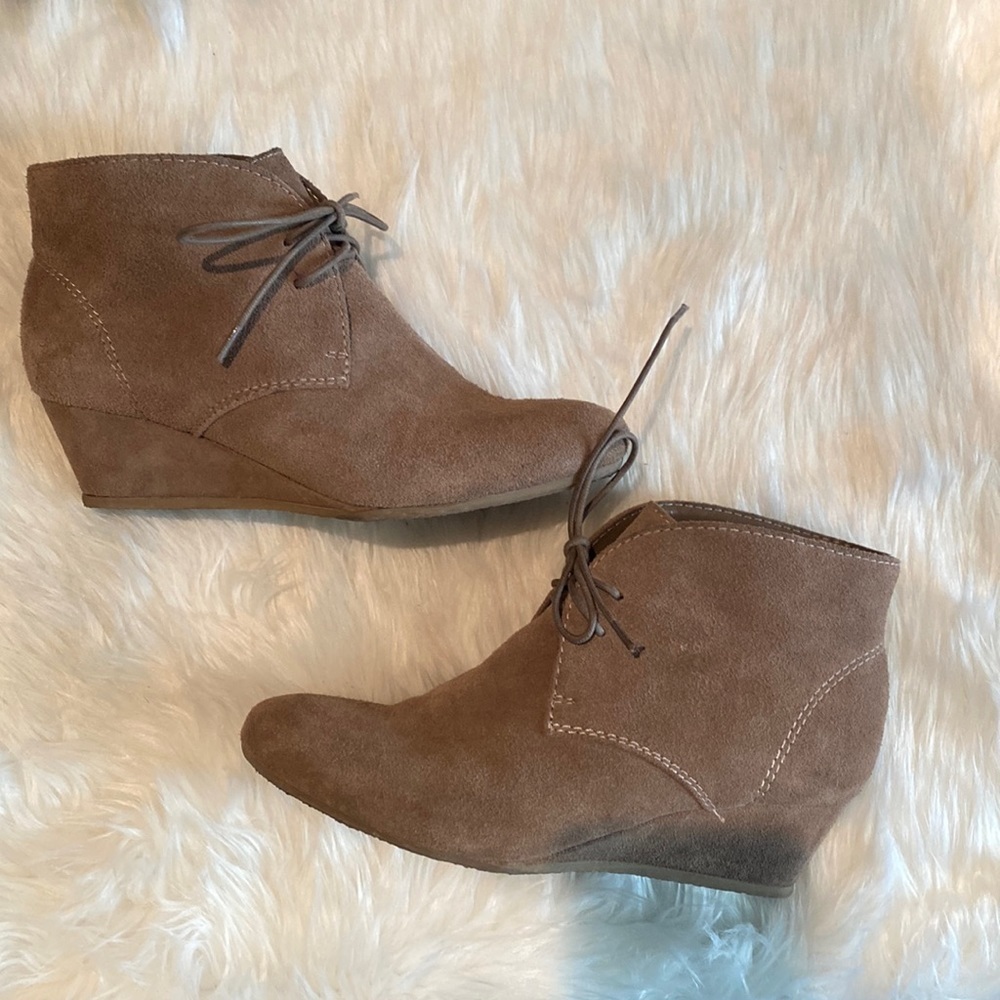 Nine West Sz  7 1/2 suede lace up low wedge